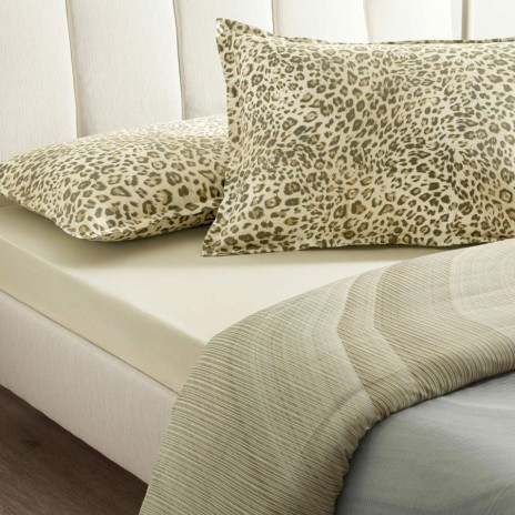 Lenjerie pat dublu TAC Orianze cu cearsaf elastic crem bej, animal print bej verde kaki pe o parte si model geometric natural pe verso