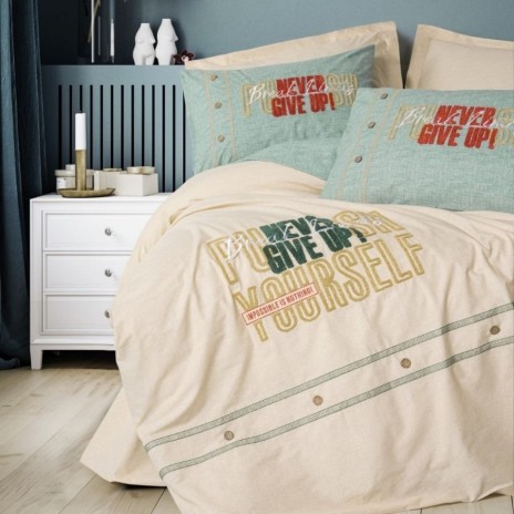 Lenjerie pat dublu bumbac 100% ranforce Cotton Box Forward Bej, cu broderie în relief „NEVER GIVE UP” și mesaje motivaționale pe fundal crem și verde mentă