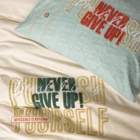 Lenjerie pat dublu bumbac 100% ranforce Cotton Box Forward Bej, cu broderie în relief „NEVER GIVE UP” și mesaje motivaționale pe fundal crem și verde mentă