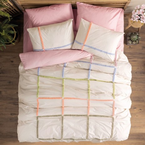 Lenjerie de pat Insula cu broderie colorată în pătrate, pe fundal crem și fețe de pernă roz, bumbac ranforce, marca CottonBox.
