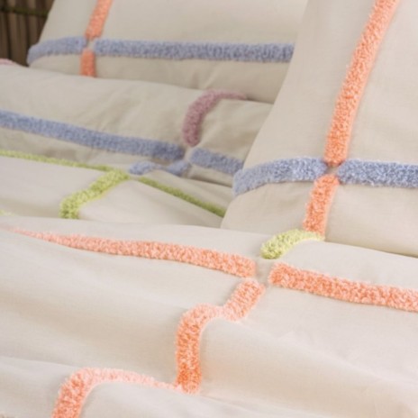 Lenjerie de pat Insula cu broderie colorată în pătrate, pe fundal crem și fețe de pernă roz, bumbac ranforce, marca CottonBox.