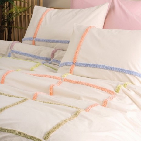 Lenjerie de pat Insula cu broderie colorată în pătrate, pe fundal crem și fețe de pernă roz, bumbac ranforce, marca CottonBox.