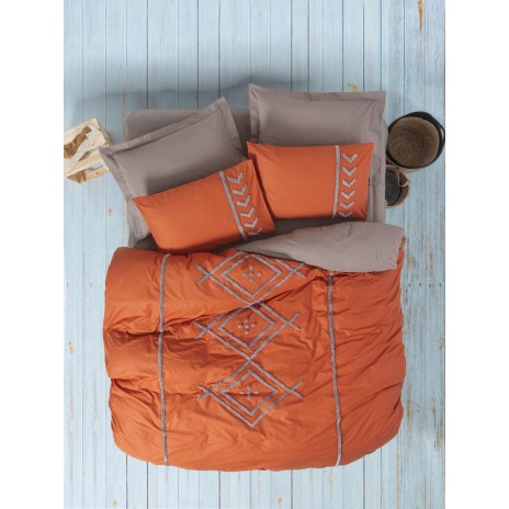 Lenjerie de pat Cotton Box Liya Tile Red, realizată din bumbac 100% ranforce, cu broderii în relief, set 6 piese, culori roșu cărămiziu și gri.