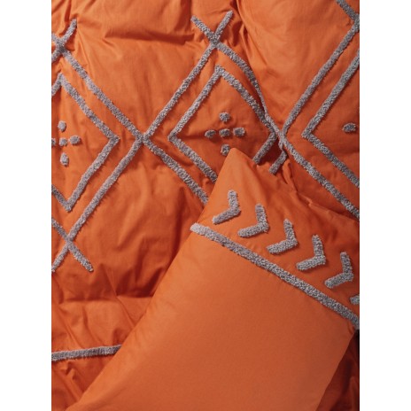 Lenjerie de pat Cotton Box Liya Tile Red, realizată din bumbac 100% ranforce, cu broderii în relief, set 6 piese, culori roșu cărămiziu și gri.