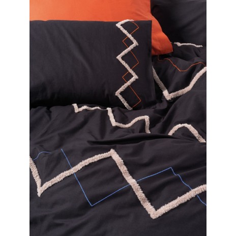 Lenjerie de pat Cotton Box Mirely Tile Red, realizată din bumbac 100% ranforce, cu broderii în relief, set 6 piese, culori roșu cărămiziu și negru.
