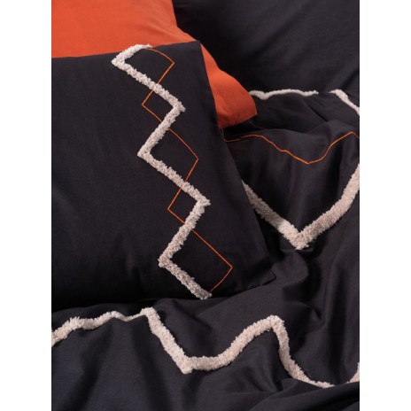 Lenjerie de pat Cotton Box Mirely Tile Red, realizată din bumbac 100% ranforce, cu broderii în relief, set 6 piese, culori roșu cărămiziu și negru.