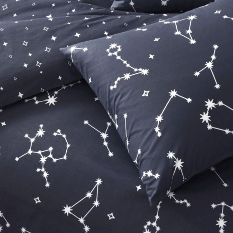Set lenjerie de pat dublu Lony TAC din bumbac 100 % ranforce, imprimeu constelații albe pe fond albastru midnight, cearșaf cu elastic