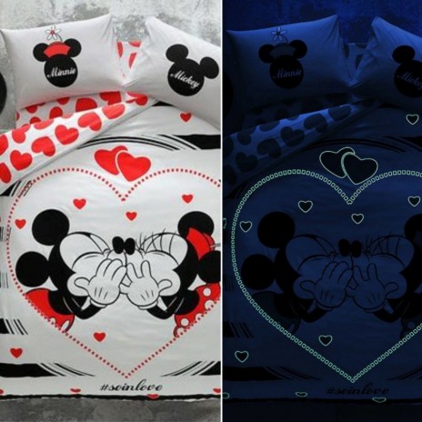 Lenjerie de pat dublu Disney Minnie și Mickey Amour, imprimeu alb-negru roșu cu elemente fosforescente, 4 piese, bumbac.