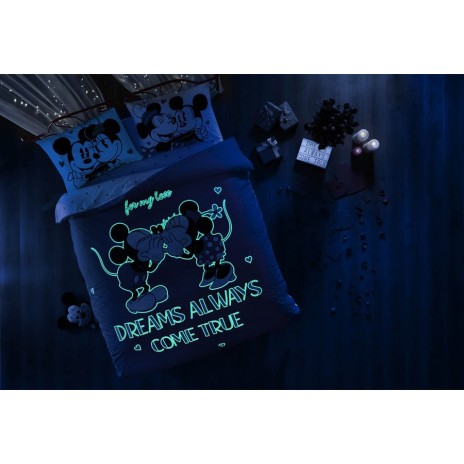 Lenjerie de pat dublă Disney Minnie și Mickey Dreams Glow, cu elemente fosforescente, nuanțe de roșu, alb și negru, imagini și mesaje de iubire, 4 piese, bumbac