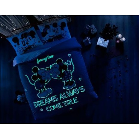 Lenjerie de pat dublă Disney Minnie și Mickey Dreams Glow, cu elemente fosforescente, nuanțe de roșu, alb și negru, imagini și mesaje de iubire, 4 piese, bumbac