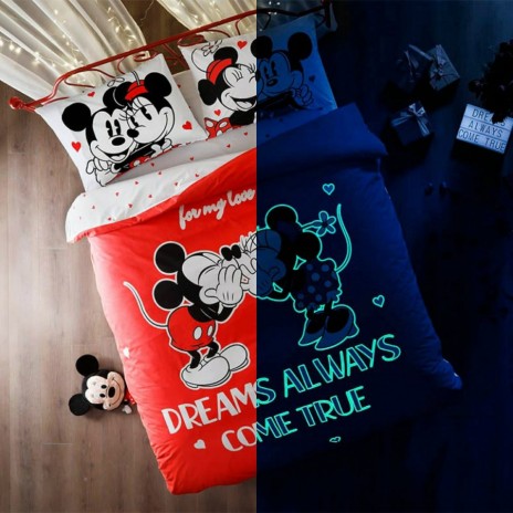 Lenjerie de pat dublă Disney Minnie și Mickey Dreams Glow, cu elemente fosforescente, nuanțe de roșu, alb și negru, imagini și mesaje de iubire, 4 piese, bumbac