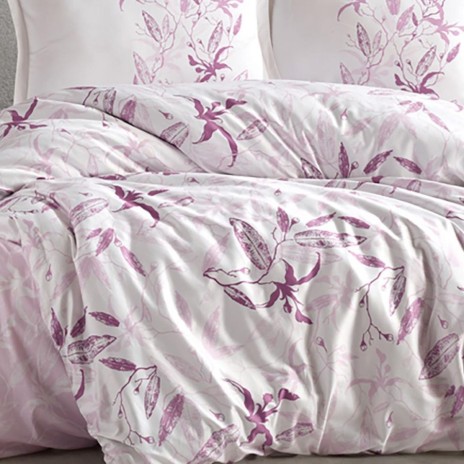 Lenjerie de pat dublu din bumbac 100% ranforce, model Mayra v-2, cu imprimeu floral lila și mov pe fundal alb-crem, stil delicat și feminin