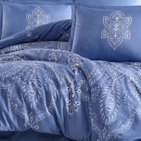 Lenjerie de pat dublu din bumbac 100% ranforce, albastru regal, cu imprimeu alb în stil oriental, textură moale și design elegant simetric