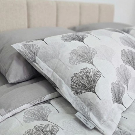 Lenjerie de pat dubla bumbac 100% satinat model cu frunze ginkgo gri, 4 piese, fabricata in Romania