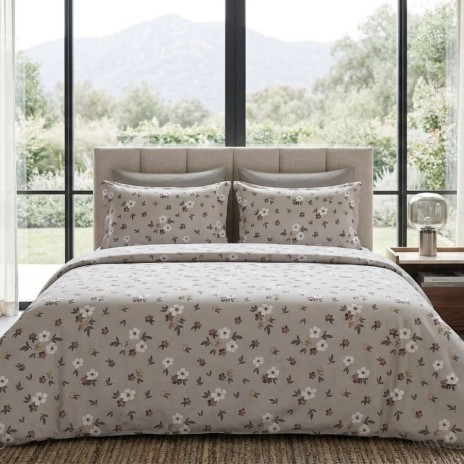 Lenjerie de pat dubla bumbac 100% satinat floral delicat alb/maro 4 piese fabricata in Romania