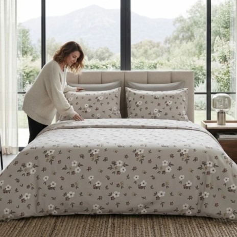 Lenjerie de pat dubla bumbac 100% satinat floral delicat alb/maro 4 piese fabricata in Romania