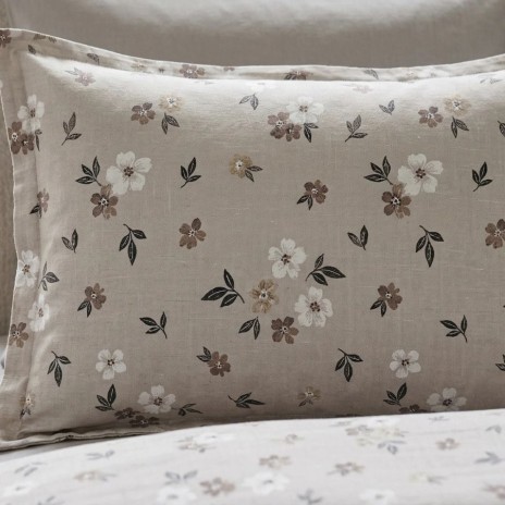 Lenjerie de pat dubla bumbac 100% satinat floral delicat alb/maro 4 piese fabricata in Romania