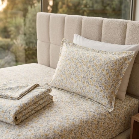 Lenjerie de pat dubla bumbac 100% satinat cu flori galbene delicate, 4 piese, fabricata in Romania