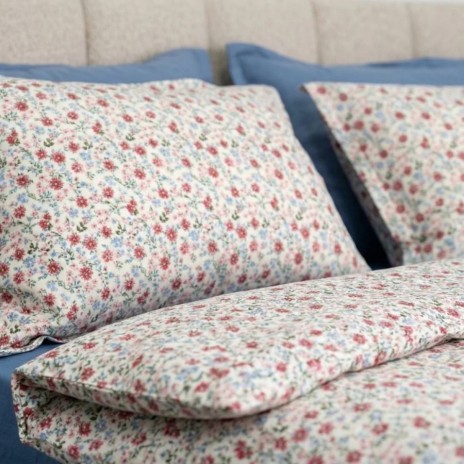 Lenjerie de pat dubla bumbac 100% satinat floricele rosii/bleu, 4 piese, fabricata in Romania