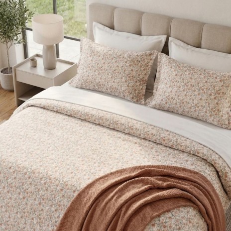 Lenjerie de pat dubla bumbac 100% satinat floricele roz piersiciu, 4 piese, fabricata in Romania
