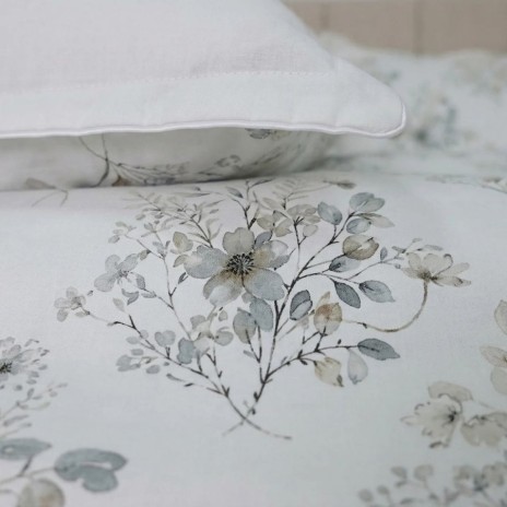 Lenjerie de pat dubla bumbac 100% satinat cu flori in nuante de gri, bej, 4 piese, fabricata in Romania