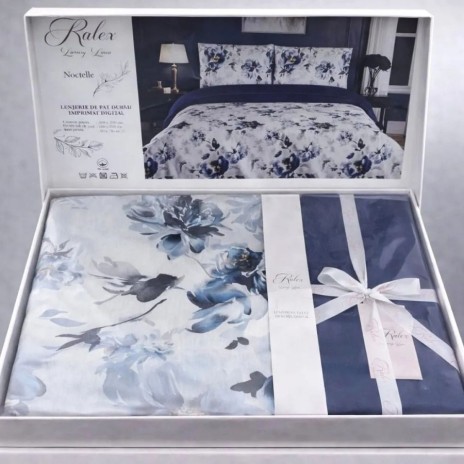 Lenjerie de pat dubla cu elastic din bumbac 100% reversibila model flori albastre bleumarin elegant, 4 piese, fabricata in Romania