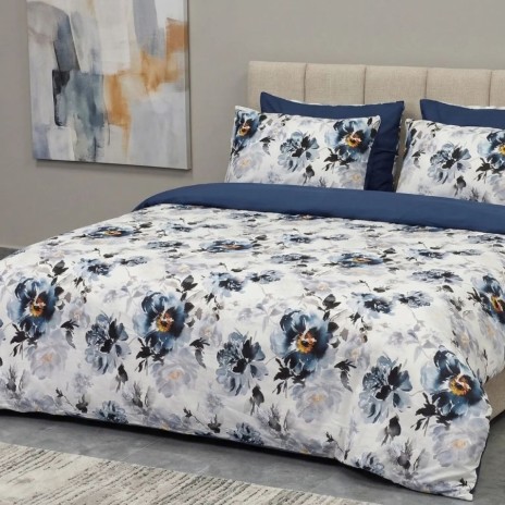 Lenjerie de pat dubla cu elastic din bumbac 100% reversibila model flori albastre bleumarin elegant, 4 piese, fabricata in Romania