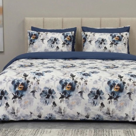 Lenjerie de pat dubla cu elastic din bumbac 100% reversibila model flori albastre bleumarin elegant, 4 piese, fabricata in Romania
