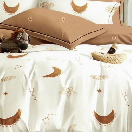 Set lenjerie de pat finet 6 piese cu stele si luna bej- caramel pe fundal crem, cearceaf pilota 200x220 cm