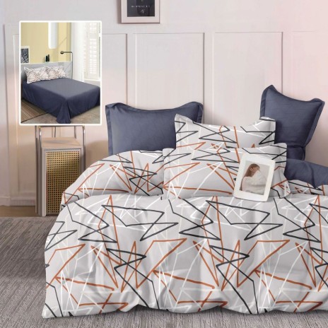 Lenjerie finet gri deschis cu imprimeu linii geometrice si cearceaf drept bleumarin, asezata pe pat modern