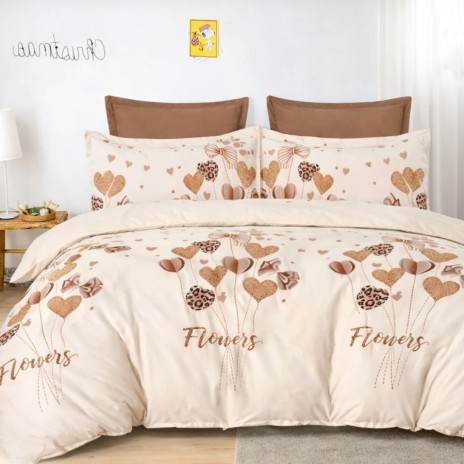 Lenjerie de pat dublu din finet Inimioare bej cu imprimeu romantic cu inimioare si fundite pe fundal crem