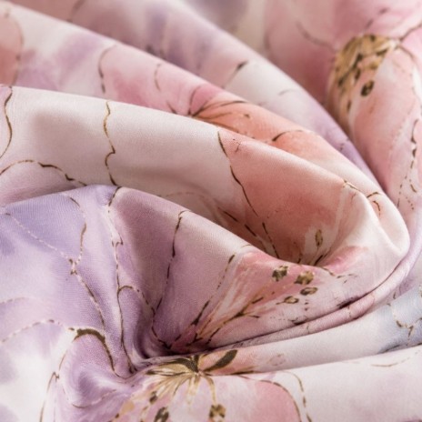 Lenjerie de pat dublu din finet cu 6 piese, model Flori pastel roz-lila pe fundal deschis, cu cearsaf gri-lila uni