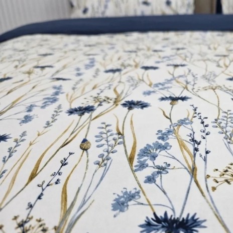 Lenjerie de pat dublu Field of Blues din bumbac ranforce premium cu flori de câmp albastre și verso bleumarin