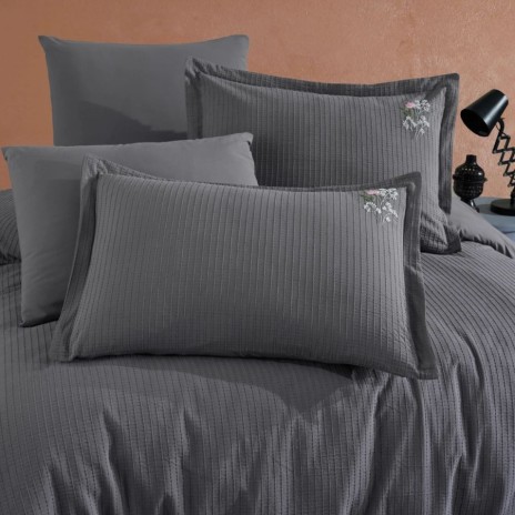lenjerie de pat dublu gri antracit cu textura in relief si broderie florala