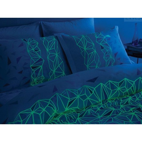 Lenjerie de pat alba Satin de Lux Fosforescentă TAC Crystal, din bumbac 100%, cu design geometric în nuanțe de albastru și gri.