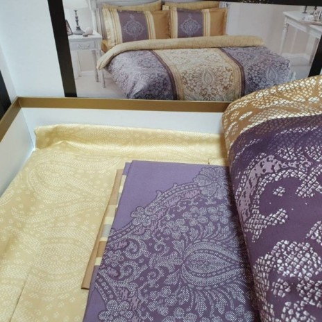 Lenjerie de pat TAC Damas din satin mov și bej cu model clasic și elegant