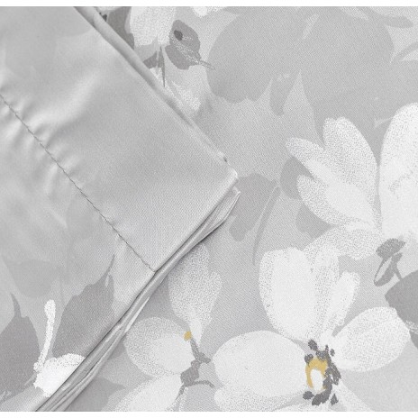 Lenjerie de pat bumbac satinat model Shadow cu model floral alb pe fundal gri, accente elegante și detalii delicate