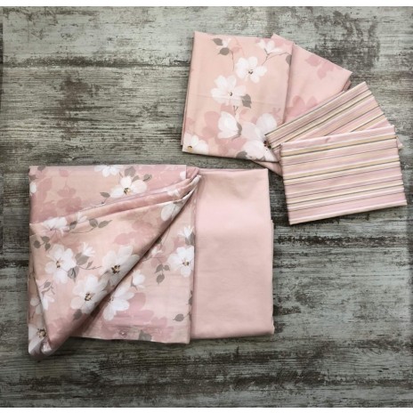 Lenjerie de pat bumbac satinat model Shadow cu model floral alb pe fundal roz pudră, accente delicate și detalii rafinate