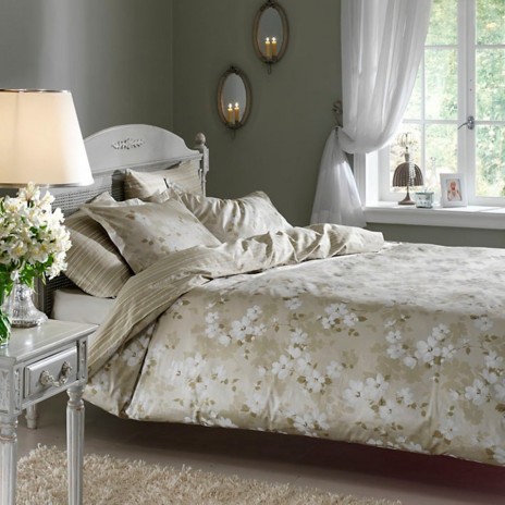 Lenjerie de pat bumbac satinat model Shadow cu model floral alb pe fundal verde deschis, accente delicate și detalii rafinate