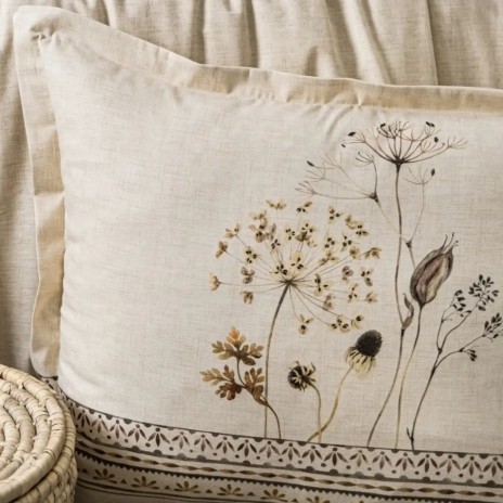 lenjerie de pat Taren din bumbac prespalat cu imprimeu digital, crem cu flori de camp si borduri decorative