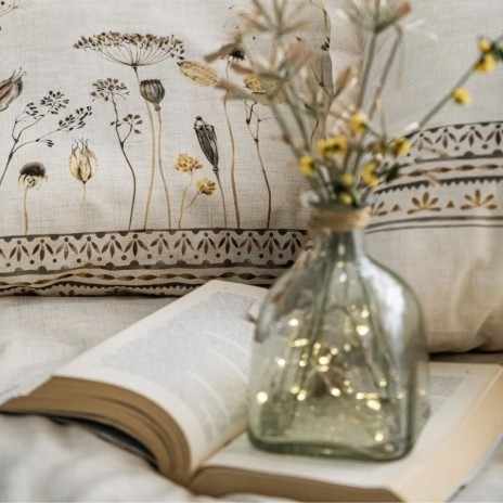 lenjerie de pat Taren din bumbac prespalat cu imprimeu digital, crem cu flori de camp si borduri decorative