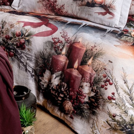 Lenjerie de pat flanel Dalila First Choice, peisaj de iarna cu brazi, casute inzapezite, felinar si fereastra decorata, verso bordo