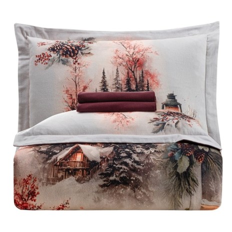 Lenjerie de pat flanel Dalila First Choice, peisaj de iarna cu brazi, casute inzapezite, felinar si fereastra decorata, verso bordo