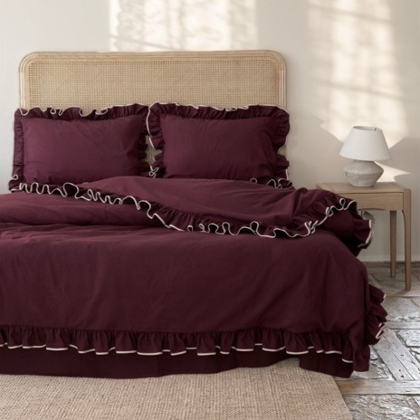 Lenjerie de pat flanel Josef cherry bordo First Choice, model uni cu volane decorative si contur crem
