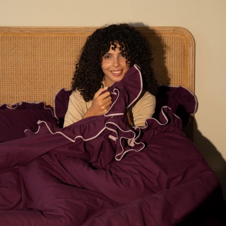 Lenjerie de pat flanel Josef cherry bordo First Choice, model uni cu volane decorative si contur crem