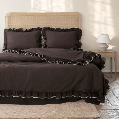 Lenjerie de pat flanel Josef maro First Choice, model uni cu volane decorative si contur deschis pe fetele de perna si cearsaful de pilota