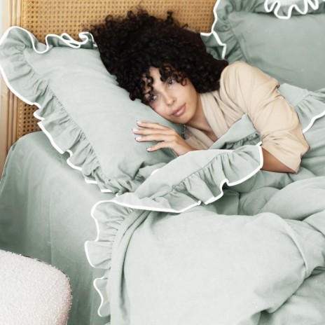 Lenjerie de pat flanel Josef silver gri First Choice, model uni cu volane decorative si contur alb