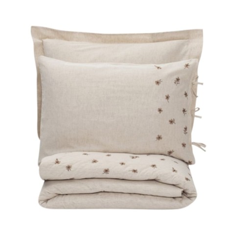 Lenjerie de pat din in și bumbac Cotton Box Arie cu detalii brodate, prezentată într-un dormitor elegant și rafinat.