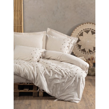 Lenjerie de pat din in și bumbac Cotton Box Arie cu detalii brodate, prezentată într-un dormitor elegant și rafinat.