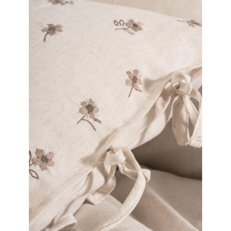 Lenjerie de pat din in și bumbac Cotton Box Arie cu detalii brodate, prezentată într-un dormitor elegant și rafinat.